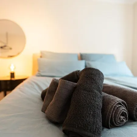 Lägenhet -zentrale Wohnung-balkon-desingerkueche- *