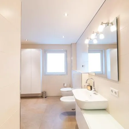 Apartamento -zentrale Wohnung-balkon-desingerkueche-