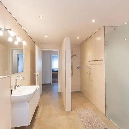 -zentrale Wohnung-balkon-desingerkueche-