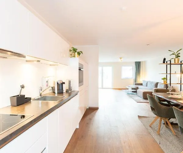 -zentrale Wohnung-balkon-desingerkueche- *