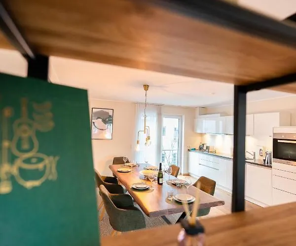 Lägenhet -zentrale Wohnung-balkon-desingerkueche- *